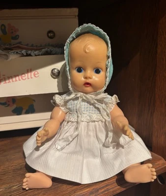 复古 20 世纪 50 年代 Vogue 着色 Eye Ginnette In Vogue 连衣裙 带尿布和帽 — 第 1/4 张图片