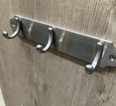 Montaje de gancho de pared de níquel cepillado con riel de metal de 3 ganchos con accesorios de montaje Foto 1 de 4