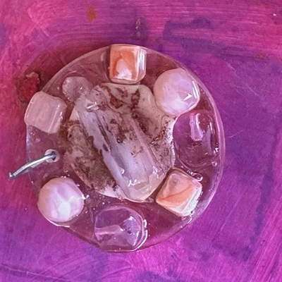 Colgante Cristal Rosa Cuarzo Único Resina Brillante Disco 2’ Hecho a Mano Arte ÚNICO 0730 Y Foto 1 de 4