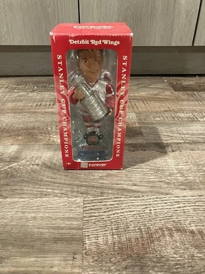 2002 Forever LIC ROBITAILLE #20 Detroit Red Wings STANLEY CUP 8” Bobble Head - Image 1 of 4