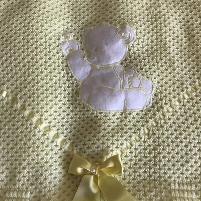 Vintage Yellow Crochet Knit Baby Blanket Afghan Bear Rattle Bottle Bow Foto 1 de 4