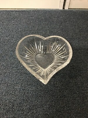 Cuenco de vidrio transparente en forma de corazón (5,5 pulgadas X 6 pulgadas X 2 pulgadas) Foto 1 de 3