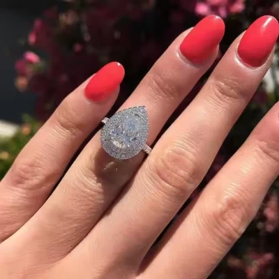 Anillo de boda de compromiso de diamantes creados en forma de pera de 5,50 quilates con dedo plateado para mujer Foto 1 de 4