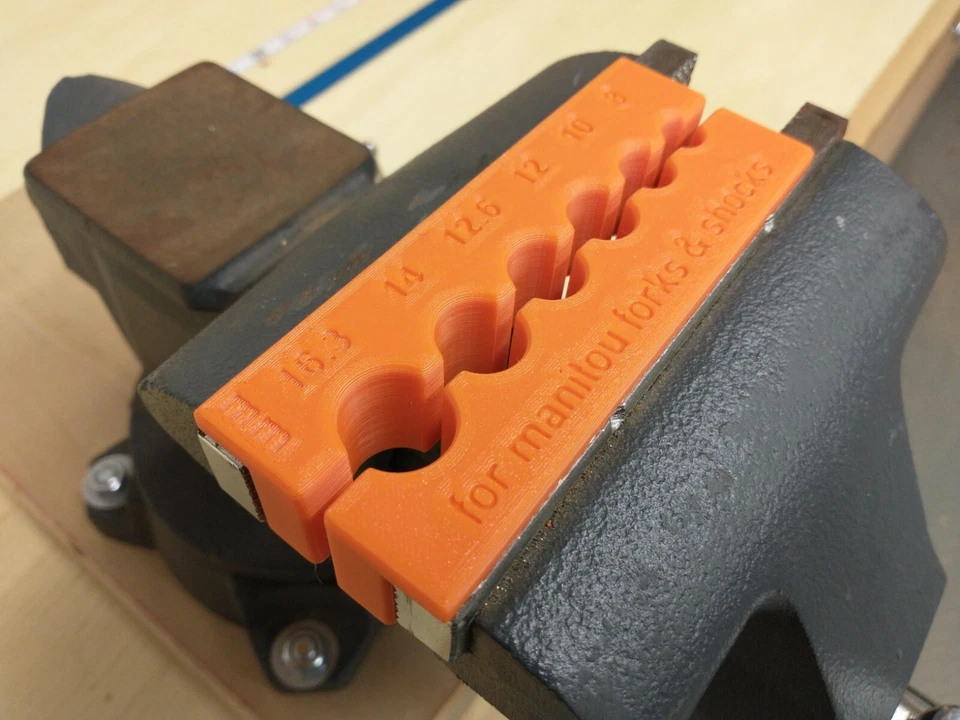 Bloque de abrazadera Manitou para la mayoría de las horquillas y amortiguadores - Alternativo, con imanes Foto 1 de 4