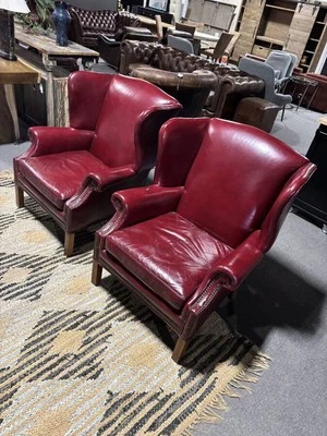 Par de sillas vintage de cuero artesanal con respaldo de ala Foto 1 de 4