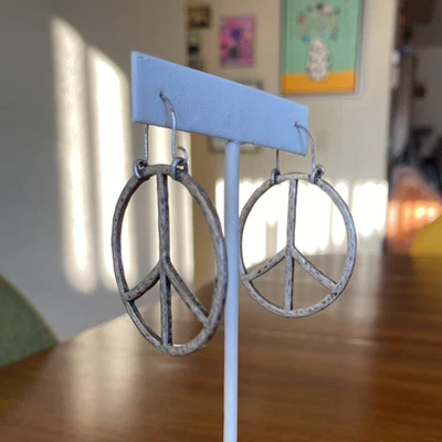Brincos perfurados sinal de paz marca da sorte prata martelada grande desgastado - Imagem 1 de 4