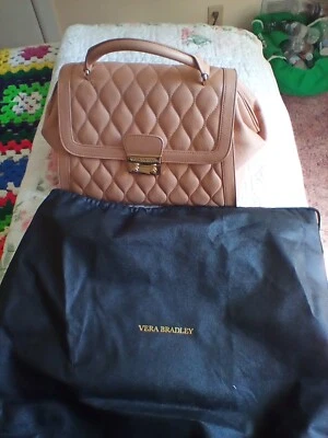 BOLSO DE CUERO VERA BRADLEY COLOR CAMEL (CON BOLSA DE ALMACENAMIENTO Y CARTERA GRATIS)  Foto 1 de 4