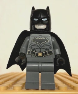LEGO Minifigure / Super Hero’s / Batman Gold Outline Belt and Crest Part #sh0589 - Picture 1 of 7