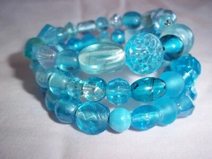 Hand Crafted BLUE and CLEAR Memory Wire Wrap BRACELET Glass BEAD Beach L-64 - Picture 1 of 3
