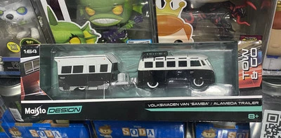 Reboque Volkswagen Van Samba e Alameda Maisto TOW & GO 1:64 com pneus de borracha - Imagem 1 de 4