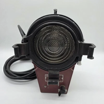 Mole-Richardson Type 4131 Baby Junior Solarspot 2000W Fresnel Light – Hollywood  - Image 1 of 4