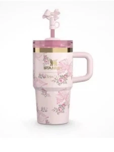 Vaso Stanley x LSF LoveShackFancy 20oz Rosa Beaux Rosa Apagador H2.0 EN MANO - Imagen 1 de 2