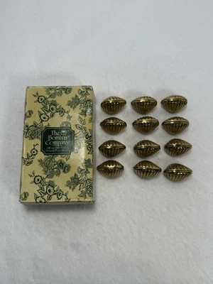 Soportes para tarjetas de lugar Bombay Co. She’ll - Almeja costera de latón macizo pesado, juego de 12 Foto 1 de 4