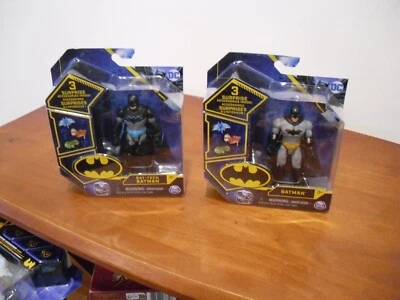 Бэтмен 1 серый костюм желтоватый ремень и синий пояс Bat-Tech | DC Comics|Spin Master 4» - Изображение 1 из 4