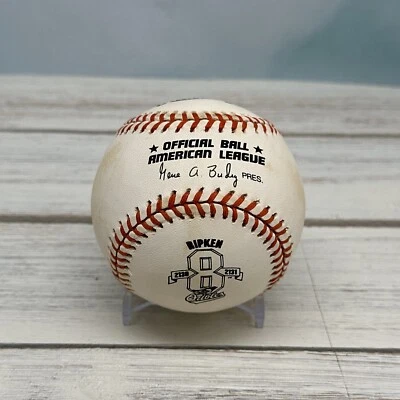 Béisbol Conmemorativo Oficial Rawlings Liga Americana Cal Ripken Jr 2130/2131 Foto 1 de 3