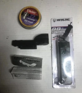 DAISY ELECTRONIC POINT SIGHT 7809, HOLSTER AND BB LOADER PLUS .22 CAL PELLETS - Picture 1 of 8