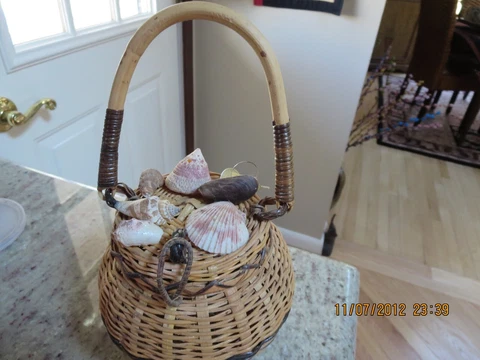 VINTAGE 1950'S WOVEN  BASKET--SEASHELLS--7" HIGH + HANDLE X 18" AROUND--#R2A-6 Cover