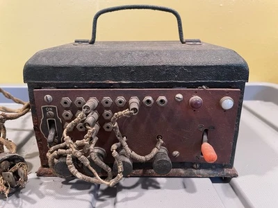 Dispositivo electrónico vintage desconocido con placa de conexión - enciende Foto 1 de 4