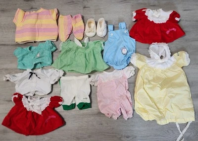 Pequeño lote de ropa y zapatos Cabbage Patch Kids. Foto 1 de 4
