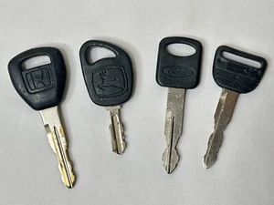 Set 4 chiavi valet auto/trattore d'epoca - Ford, Honda, Hillman, John Deere - Foto 1 di 1