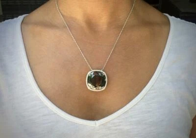 Collar colgante grande negro 43,04 quilates con forma de cojín de espinela y halo de circonita cúbica blanca Foto 1 de 4