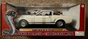 Shelby Collectibles Shelby GT 350 White & Blue 1:18 Diecast Neu in OVP  - Bild 1 von 2