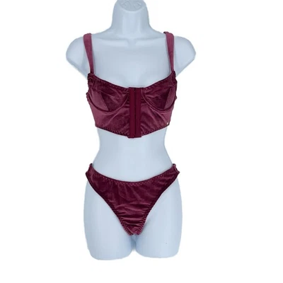 Conjunto de lencería Nasty Gal terciopelo copa acanalada capucha y ojos en baya talla 8 Foto 1 de 4