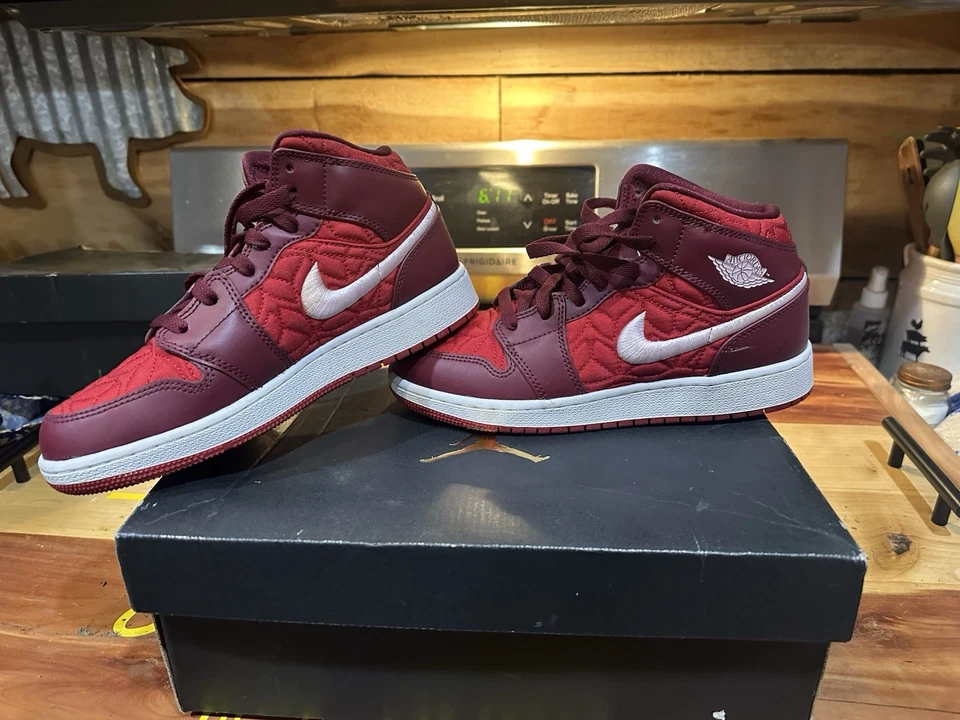 Tênis Nike Air Jordan 1 Mid SE GS "Red Quilt" com caixa original tamanho 5 juvenil - Imagem 1 de 4