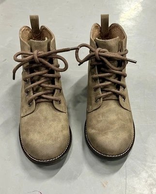 Nova Bota com Cadarço Taupe "Não Classificada" Maddian tamanho 7  - Imagem 1 de 4