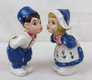 Figura de porcelana coctelera de sal y pimienta holandesa vintage besando Japón - Imagen 1 de 9
