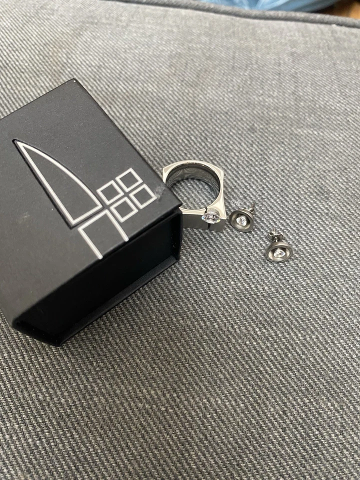 Ernstes Design Ring Und Ohrringe  - Bild 1 von 3