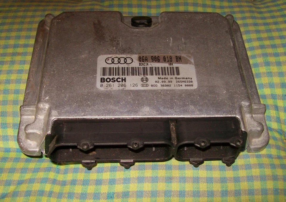 Centralina motore Audi A3 8L 1.8 20V AGN 06A906018BN 92KW 0261206126 dal 09/99 - Immagine 1 di 1