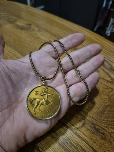 Collar Moneda Zodiaco Bronce Sagitario Años 70 De Colección en Soporte Dorado Bonito 👀  - Imagen 1 de 24
