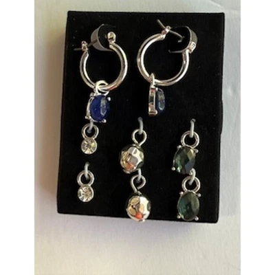 NUEVO CONJUNTO DE 4 PARES DE PENDIENTES DE ARO INTERCAMBIABLES AVON AZUL PLATEADO EN CAJA Foto 1 de 4