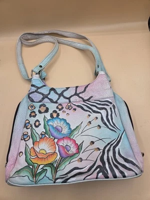 Bolso de mano de cuero pintado a mano Anushka con flores estampado de leopardo y cebra Foto 1 de 4