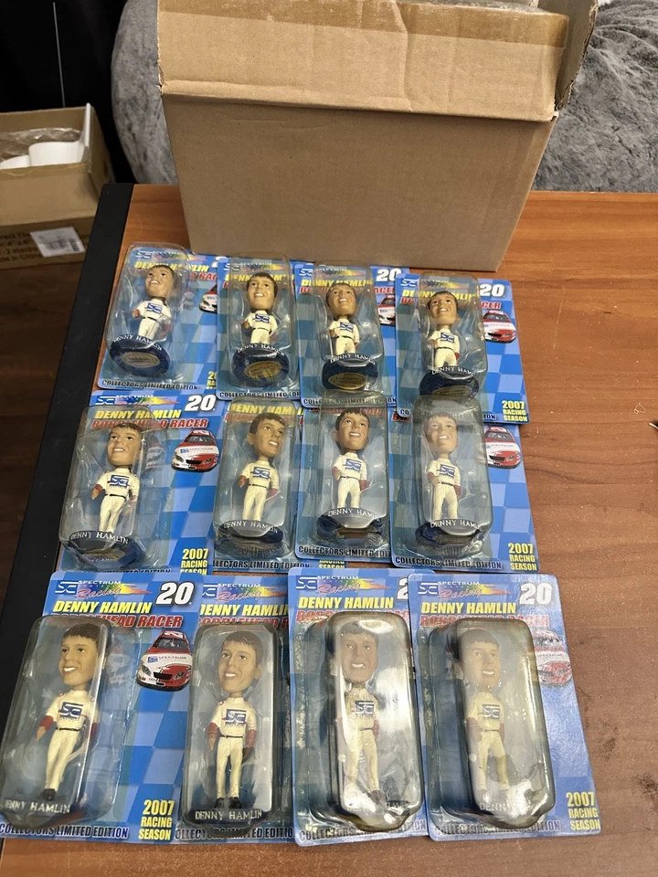 Estuche de 12 figuras de Denny Hamlin Bobblehead 2007 temporada de carreras nuevo NASCAR Foto 1 de 4