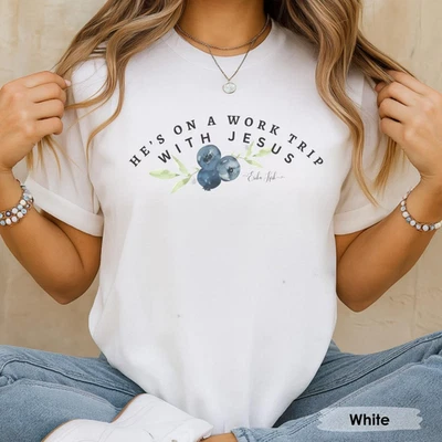Camiseta He's on a Work Trip with Jesus, camiseta basada en la fe, top inspirado en Erika Kirk Foto 1 de 4