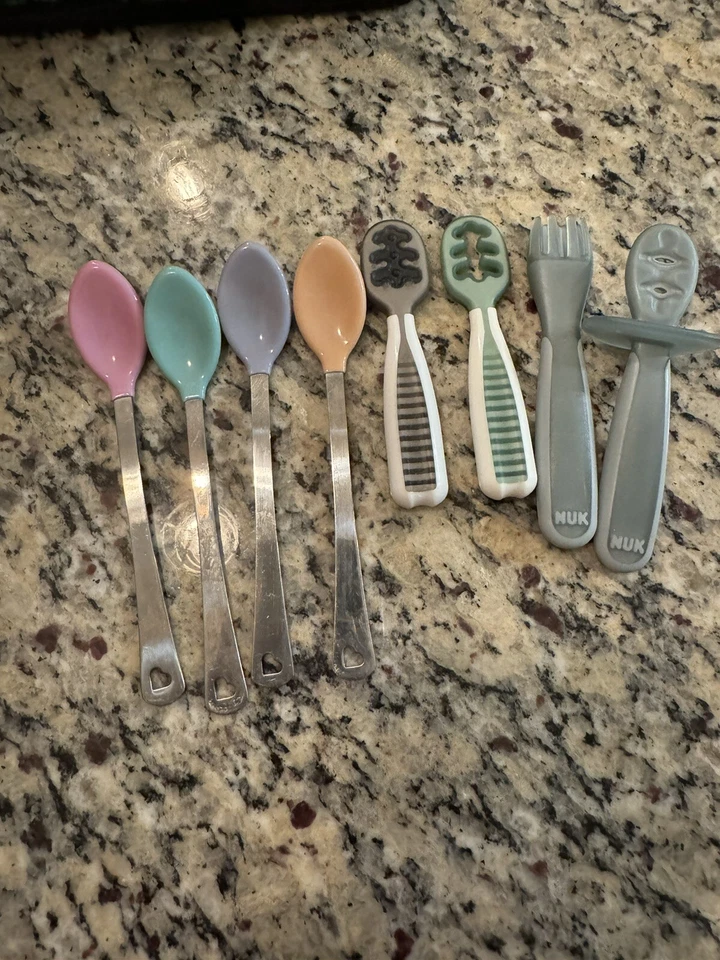 8 piezas LOTE Cucharas para Bebé Nuk Munchkins Pre-cuchara 4 Punta Suave 4 Tenedor para Principiantes Pequeños Foto 1 de 4