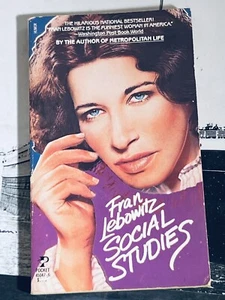 Fran Lebowitz SOCIAL STUDIES 1982 1st Printing Mass Market Paperback - Foto 1 di 3