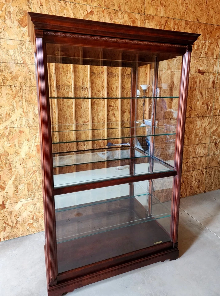 Armario Howard Miller Townsend Curio con Acabado Windsor Cereza, 4 Estantes de Vidrio Foto 1 de 4