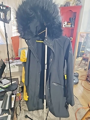 GUESS Wm Talla. Parka cinturón con capucha Sm Softshell, negro azabache con ribete de piel sintética con cremallera Foto 1 de 4