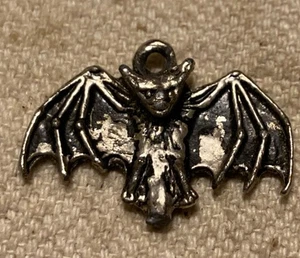 Vintage Zinn Metall Fledermaus Anhänger Charm Vampir Goth Punk - Bild 1 von 6