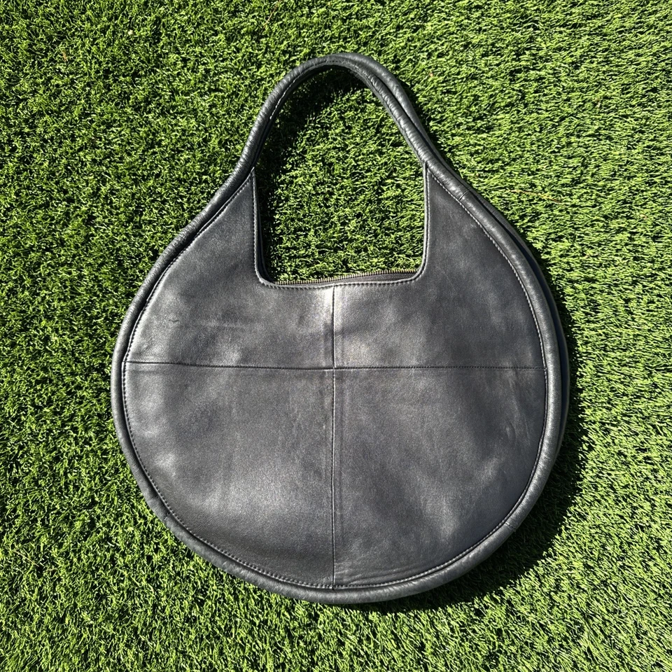 Bolso de hombro Anthropologie Julien de cuero redondo círculo negro, cremalleras Foto 1 de 4