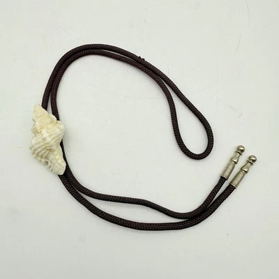 Corbata Bolo Cuerda Marrón Seashell con Puntas Plateadas Foto 1 de 4