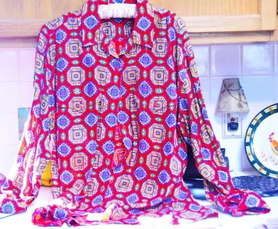 Blusa Liz wear poli/rayon manga longa bolsos no peito botão para cima L vermelha/azul - Imagem 1 de 4