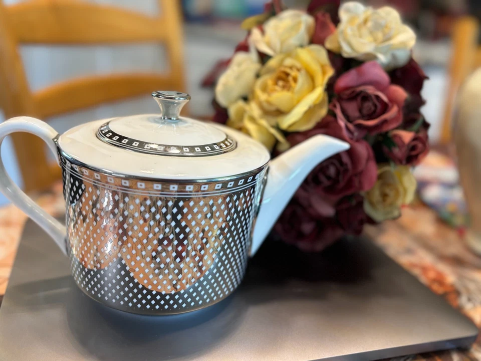 TETERA GRACIAS TETERA PORCELANA PUNTOS BLANCOS Y PLATEADOS BUEN ESTADO Foto 1 de 4
