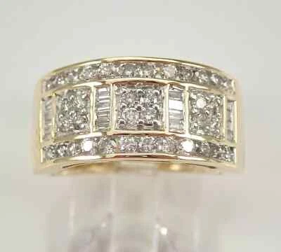 Anillo de boda con halo con acabado de oro amarillo de 14 k y diamantes de corte redondo de 4 quilates para hombre Foto 1 de 4