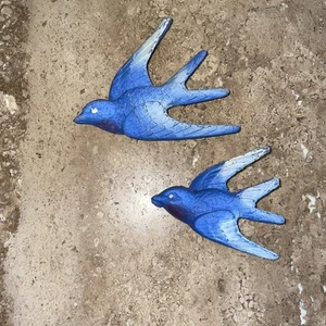 Vintage Künstler geschnitzt 2 Holz Vögel Scheune Schwalben Blau - Bild 1 von 5