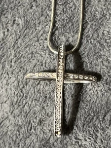 Hübscher 3D Kreuz Anhänger mit Strass und langer silberfarbener Kette religiös Glitzer - Bild 1 von 9
