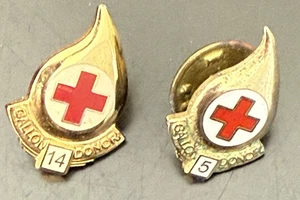 Lote de prendedores vintage de solapa de donante de sangre de la Cruz Roja de 5 galones y 14 galones tono dorado - Imagen 1 de 4